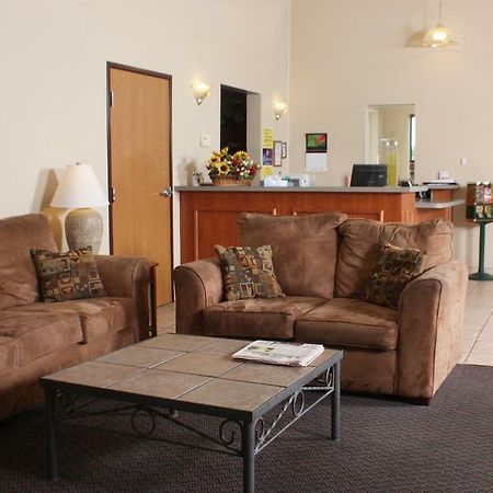 Centerstone Inn & Suites Carlyle מראה חיצוני תמונה