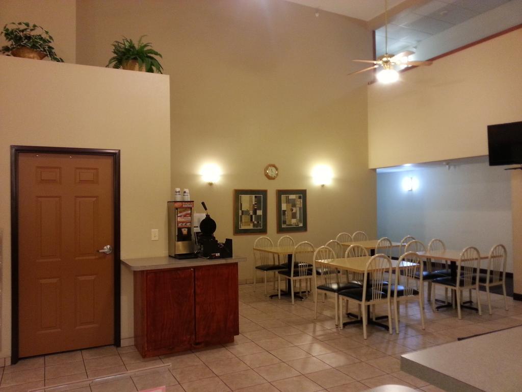 Centerstone Inn & Suites Carlyle מראה חיצוני תמונה