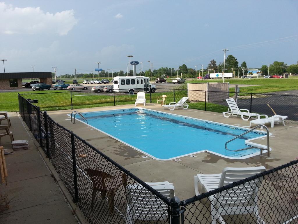 Centerstone Inn & Suites Carlyle מראה חיצוני תמונה