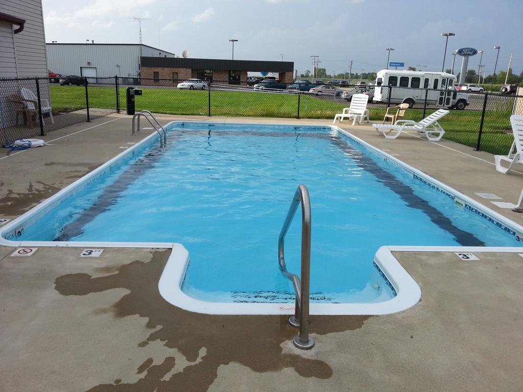 Centerstone Inn & Suites Carlyle מראה חיצוני תמונה