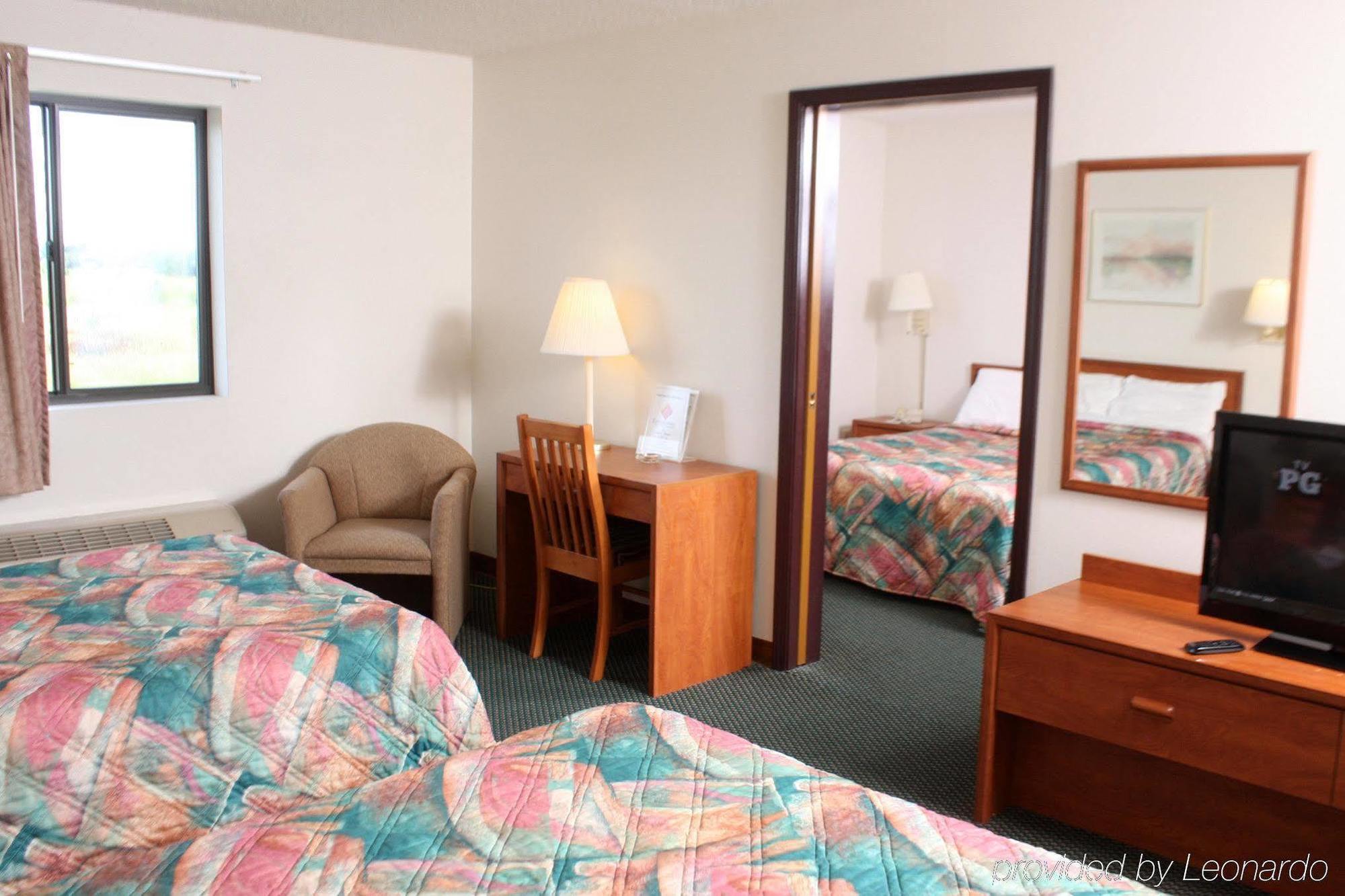 Centerstone Inn & Suites Carlyle מראה חיצוני תמונה