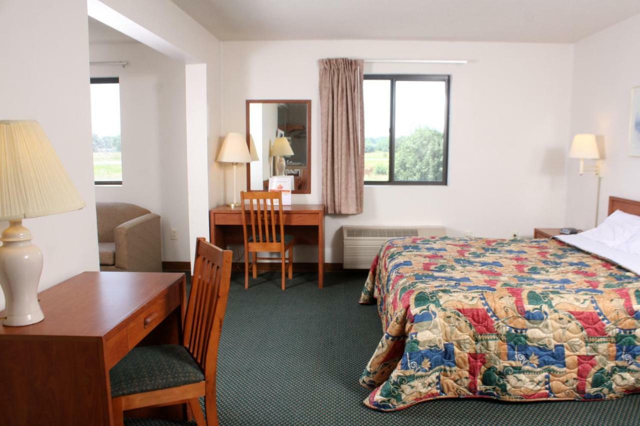 Centerstone Inn & Suites Carlyle מראה חיצוני תמונה
