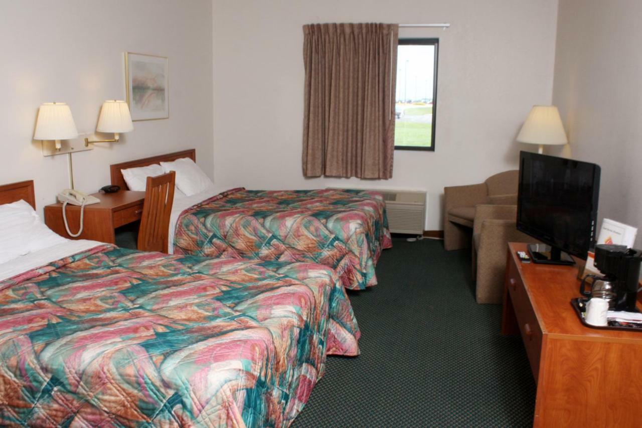 Centerstone Inn & Suites Carlyle מראה חיצוני תמונה