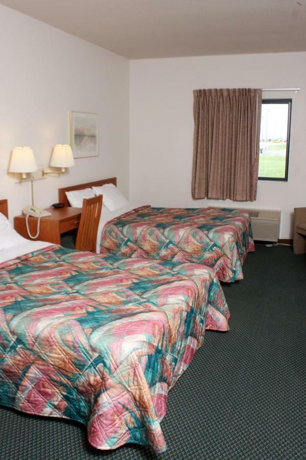 Centerstone Inn & Suites Carlyle מראה חיצוני תמונה