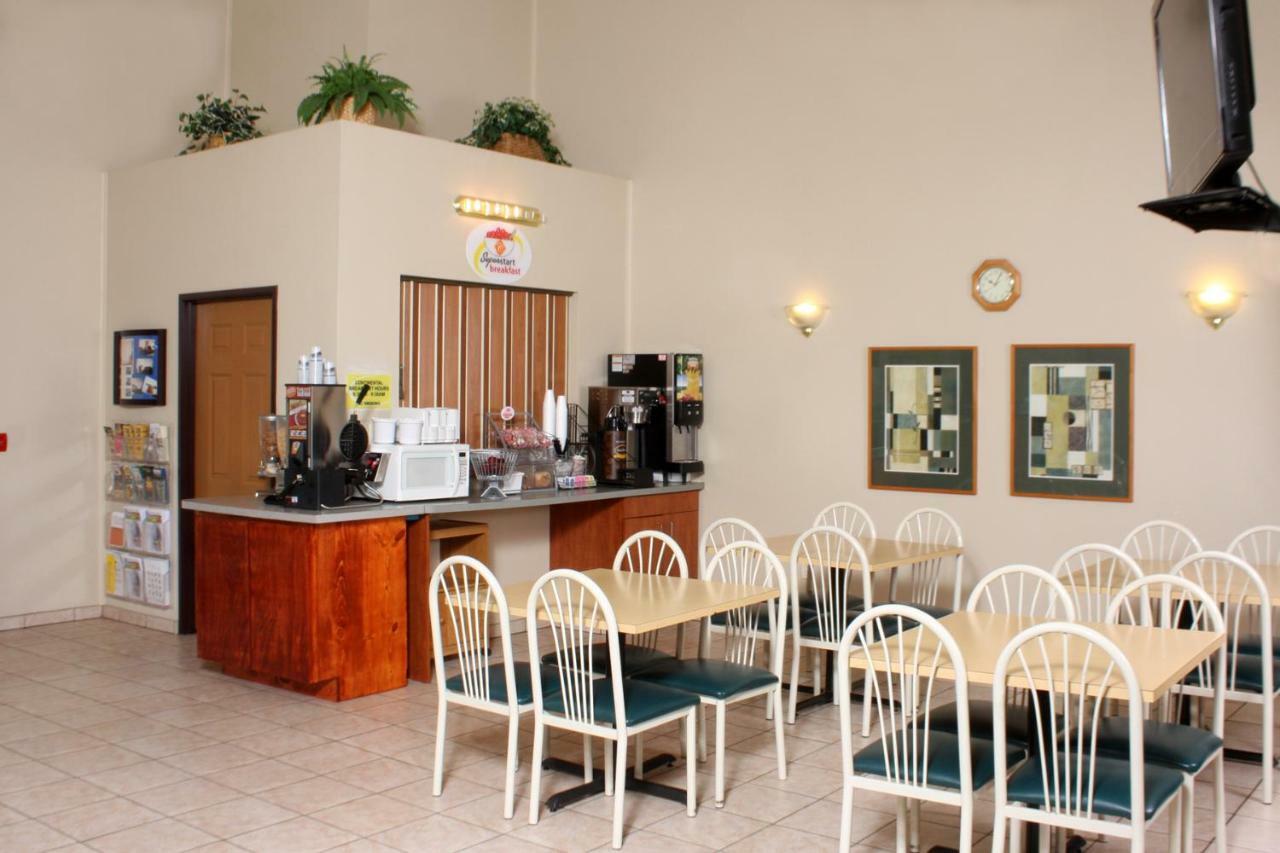 Centerstone Inn & Suites Carlyle מראה חיצוני תמונה